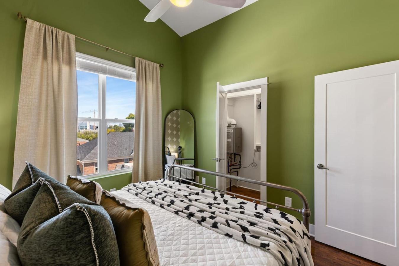 Private Rooftop Near Vanderbilt Only 2 Miles From Downtown Holiday home *