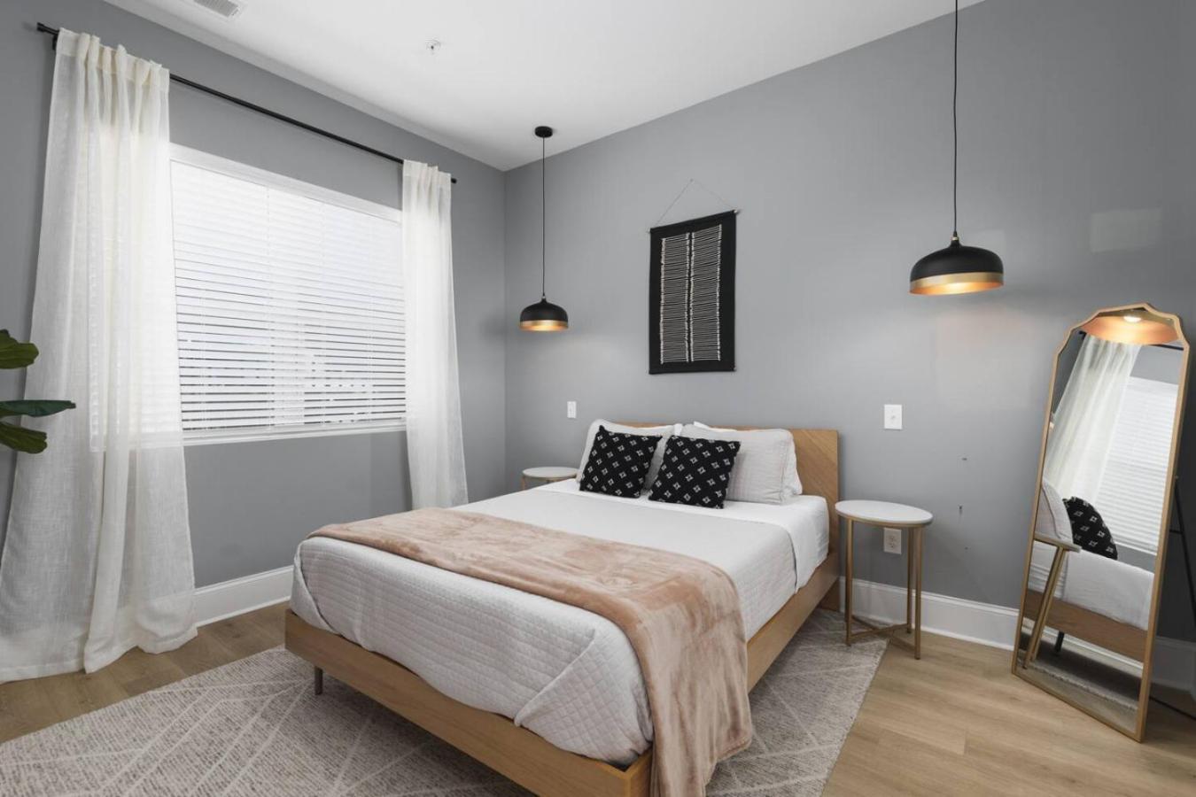 Only 3 Miles From Broadway Sleeps 16 Two Side By Side Holiday home Nashville
