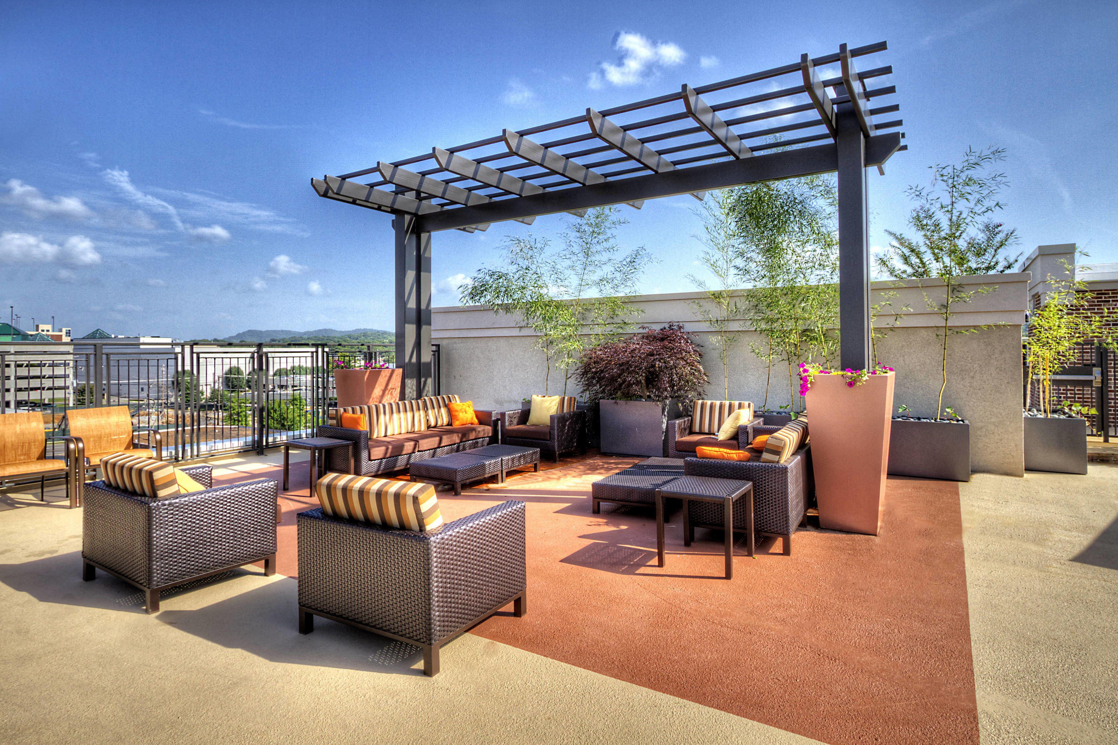 Courtyard By Marriott Hills