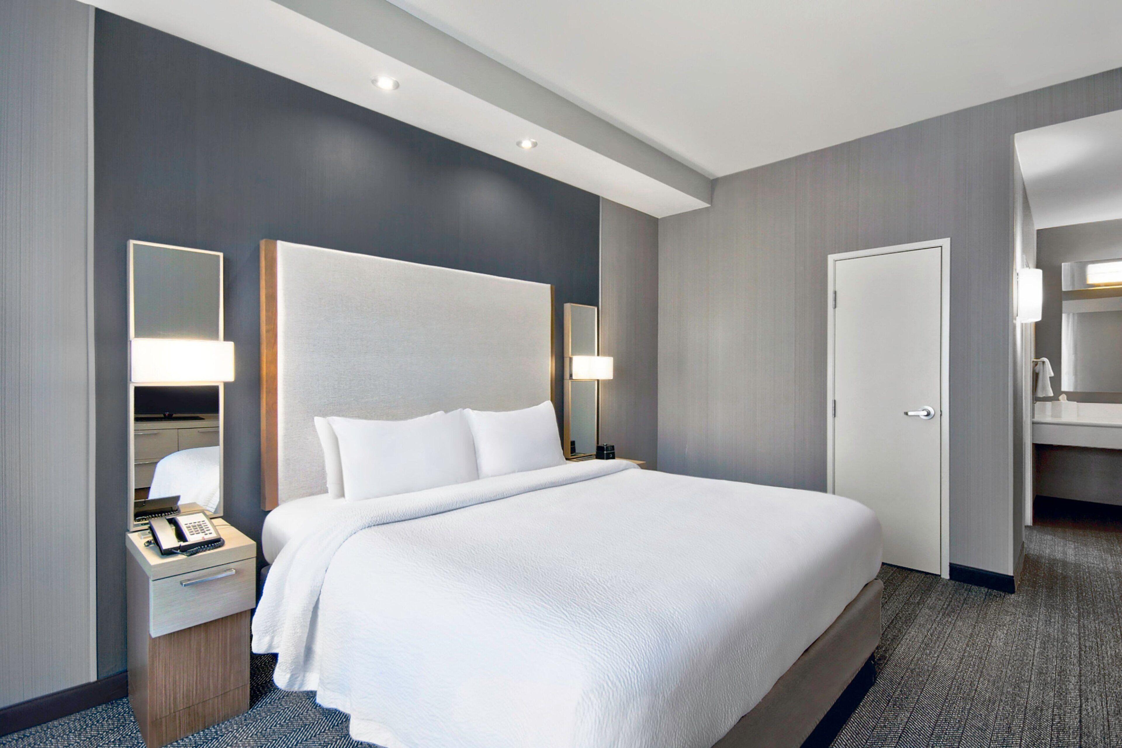 Courtyard By Marriott Hills