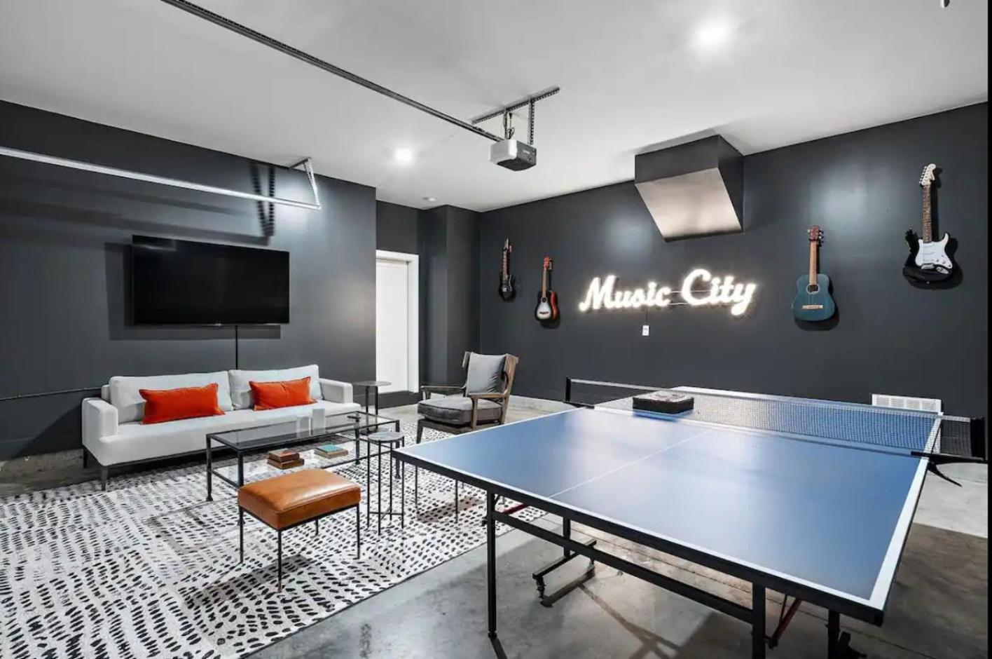 Holiday home 2 Homes With Rooftops & Views Nashville