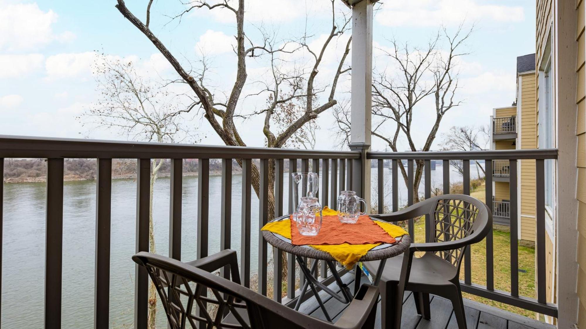 Cumberland River Views Walk To Broadway Downtown Stadium Rockin Riverfront Holiday home *