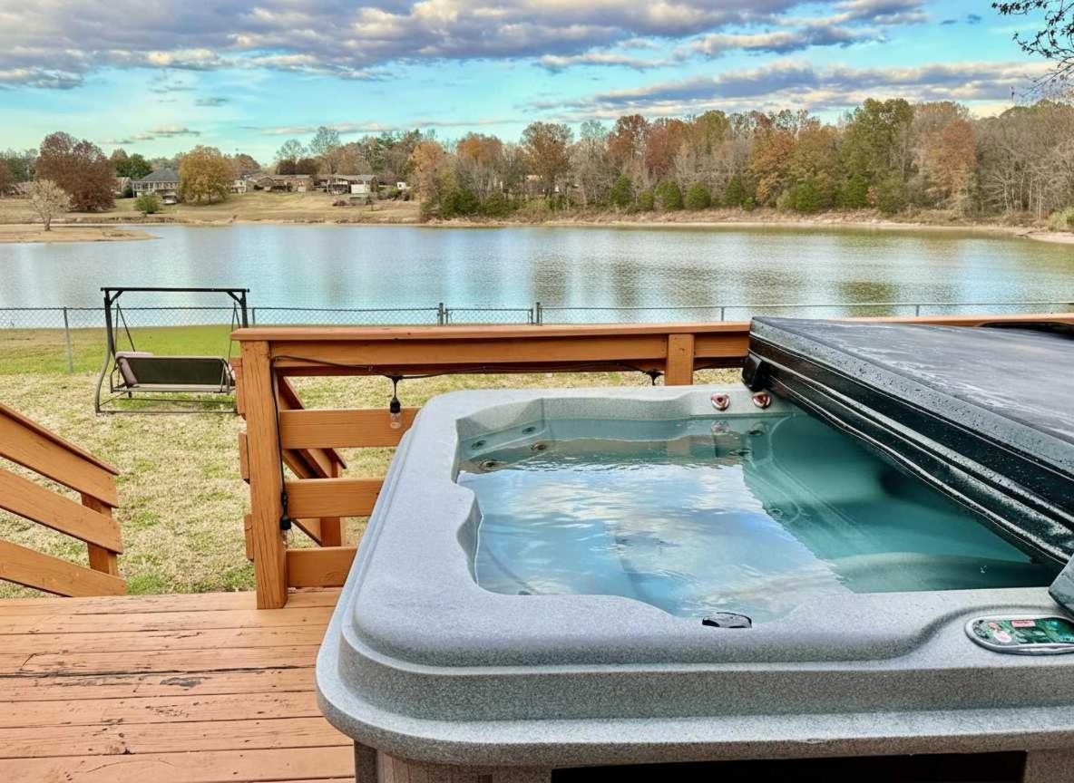 Holiday home 3br Lakefront In With Bbq & Hot Tub Nashville