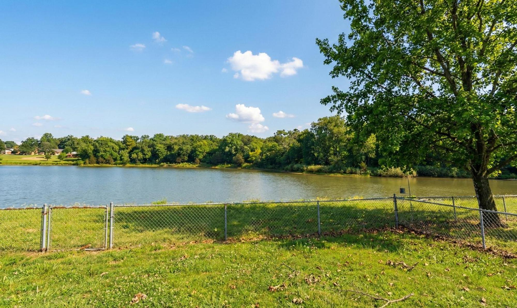 Holiday home 3br Lakefront In With Bbq & Hot Tub *