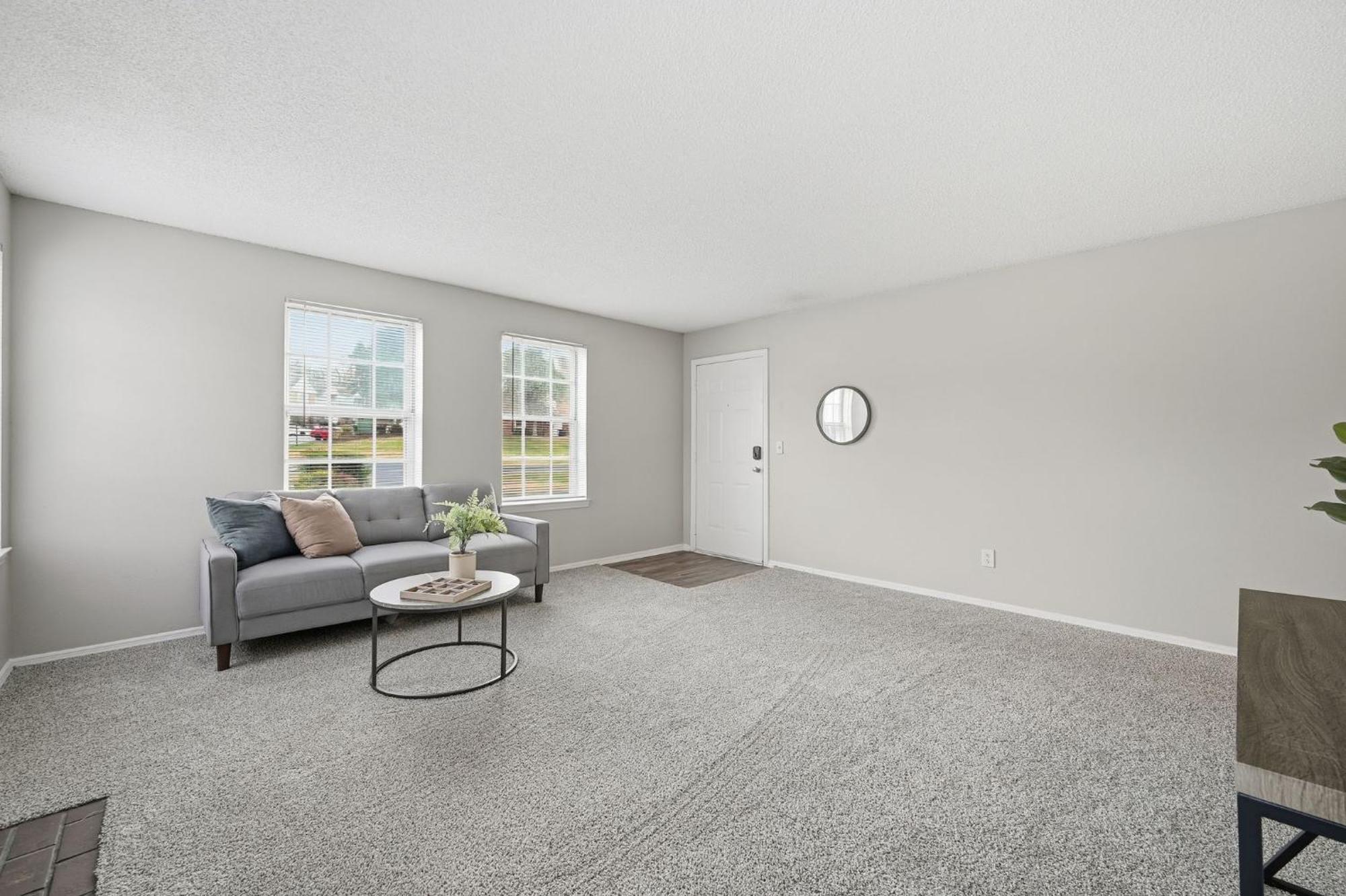 Apartment Charming With Fireplace & Dining Area