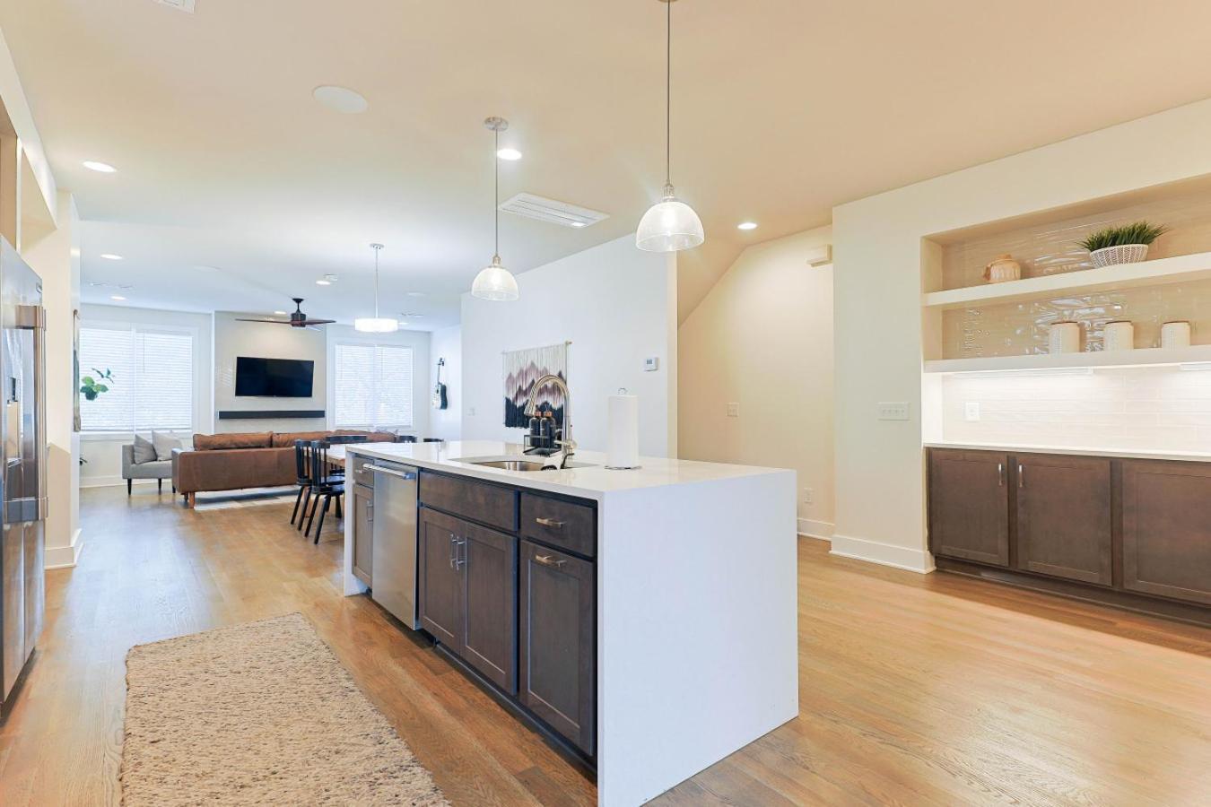 Stylish Brand-new Townhome Near Hotspots Apartment