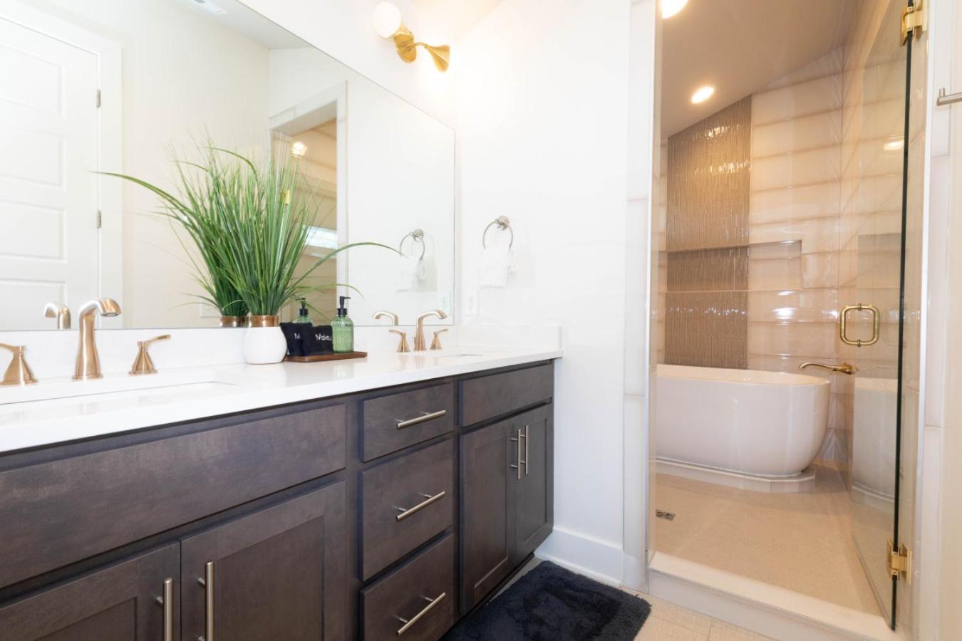 Stylish Brand-new Townhome Near Hotspots Apartment