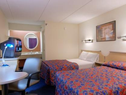 Red Roof Plus+ Airport Hotel 3*