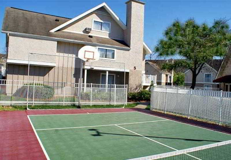 By Marriott Airport Hotel