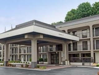 Baymont By Wyndham Airport Hotel 2*