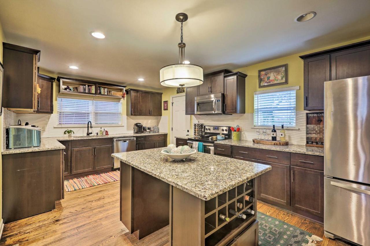 With Fire Pit And Yard, 3 Mi To Dwtn Holiday home *