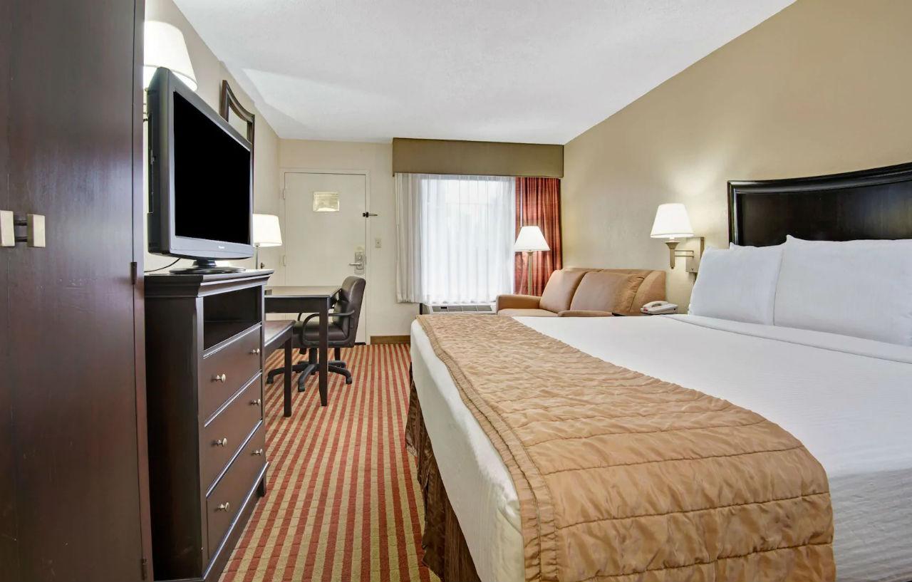 Baymont By Wyndham Airport 2*