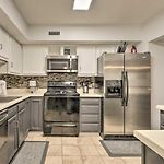 Modern Nashville Townhome: Large Yard & Deck!