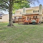 Modern Nashville Townhome: Large Yard & Deck!