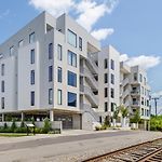 River View 2-Bedroom Apartment With Free Garage Parking