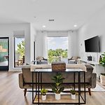 River View 2-Bedroom Apartment With Free Garage Parking