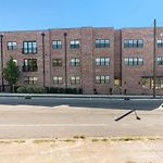 Trendy Spacious Condo, Walk To Coffee And Restaurants
