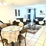 Lovely 2-Bedroom Condo W/Balcony And Free Parking