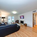 Bright & Cozy 2Br Family Suite Sleeps 6 With Private Balcony And Optional Parking Near Centennial Park & Broadway