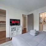 Modern Townhome, Large Game Room, 10Min To Downtown! Sleeps 10!