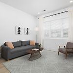Luxury Design Condo, Close To Downtown Broadway & Coffee