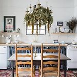 Hip, Cozy Cottage With A Fire Pit In Cleveland Park
