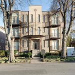 Lipstick & Boots - Luxury 3-Level Condo With Private Garage Near Music Row