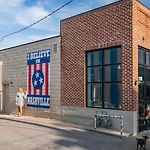 Upscale Home With Patio Walk To 12 South And Belmont