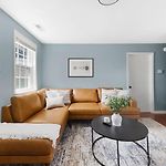 The Blue Bungalow - 4 Beds And 7 Mins To Broadway!