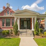 Historic Jewel Walk To Eats & Shops