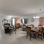 Beautiful 3 Bedroom- Free Parking 2M To Broadway