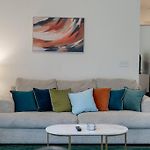 Urban Oasis Spacious King Bed Free Parking