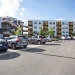 Urban Oasis Spacious King Bed Free Parking
