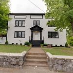 Sleep 8 In Our Cozy Colonial 2Miles From Broadway