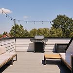 6 Bed With En Suite Baths, Host Up To 20, Rooftops, Parking, Gourmet Kitchens, Cozy Living Spaces, Skyline Views & Fire Table, Near Downtown, Distilleries & Marathon Village, High-Speed Wi-Fi, 24Hr Hospitality