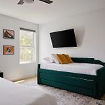 Stylish 3 Bed Retreat, Rooftop, Parking, Sleeps 10, Ensuite Baths, Bunk Room, Gourmet Kitchen, Cozy Living Space, Rooftop Views & Fire Table, Near Downtown, Distilleries & Marathon Village, 24 Hr Hospitality