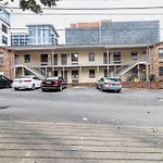 Downtown 1Br Condo With Full Kitchen, Pet-Friendly