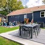 Luxury Home- Huge Yard, Fire Pit, Game And Movie Room