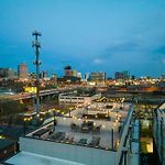 Stylish 4 Bed, Skyline Views From Rooftop, Garage , Gourmet Kitchen, Cozy Living Space, Dedicated Parking, Near Distilleries, Marathon Village & Nightlife, Chic Skyline Views, Great For Groups, 24 Hour Hospitality