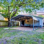 Cottage Near Downtown, King Bed, Private Yard, Free Parking