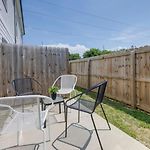 Ten Minutes To Broadway Stylish Gated Townhome