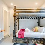 Spacious Contemporary Townhome With Private Rooftop