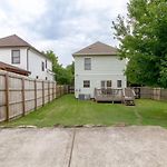 Southern City Comfort Huge Private Backyard