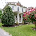Southern City Comfort Huge Private Backyard