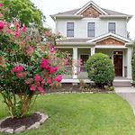 Southern City Comfort Huge Private Backyard