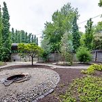 Tranquil East Nash Escape - Pool Table