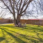 Walk To Restaurants Outdoor Patio With Grill And Fit Pit 1 Mile To Stadium And Downtown