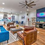 New 4Bdrm House With City Views, Pool Table, 5Min To Downtown! Sleeps 22!