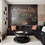 Perfect Cma Fest Hq, Rooftop 10 Mins To Downtown, Garage, Ping Pong, Karaoke, Axe Throwing, Shuffleboard, 10 Mins To Broadway, 5 Mins To Five Points, Perfect For Bachelors Or Bachelorettes, 24 Hr Hospitality