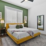3 Miles To Broadway -Garage, Patio, Walk To Shops